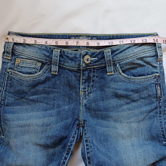 Silver Jeans November Capri Shorts Bermuda Lowrise Medium Wash Juniors Size 27 - Picture 8 of 10